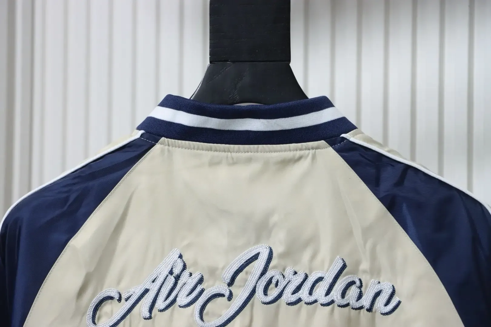 Jacket With Contrasting Patch Design And Embroidered Air Jordan Logo XXL - Image 4