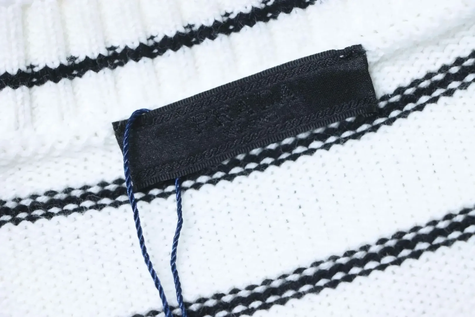 International Gestreifter Pullover - Image 10