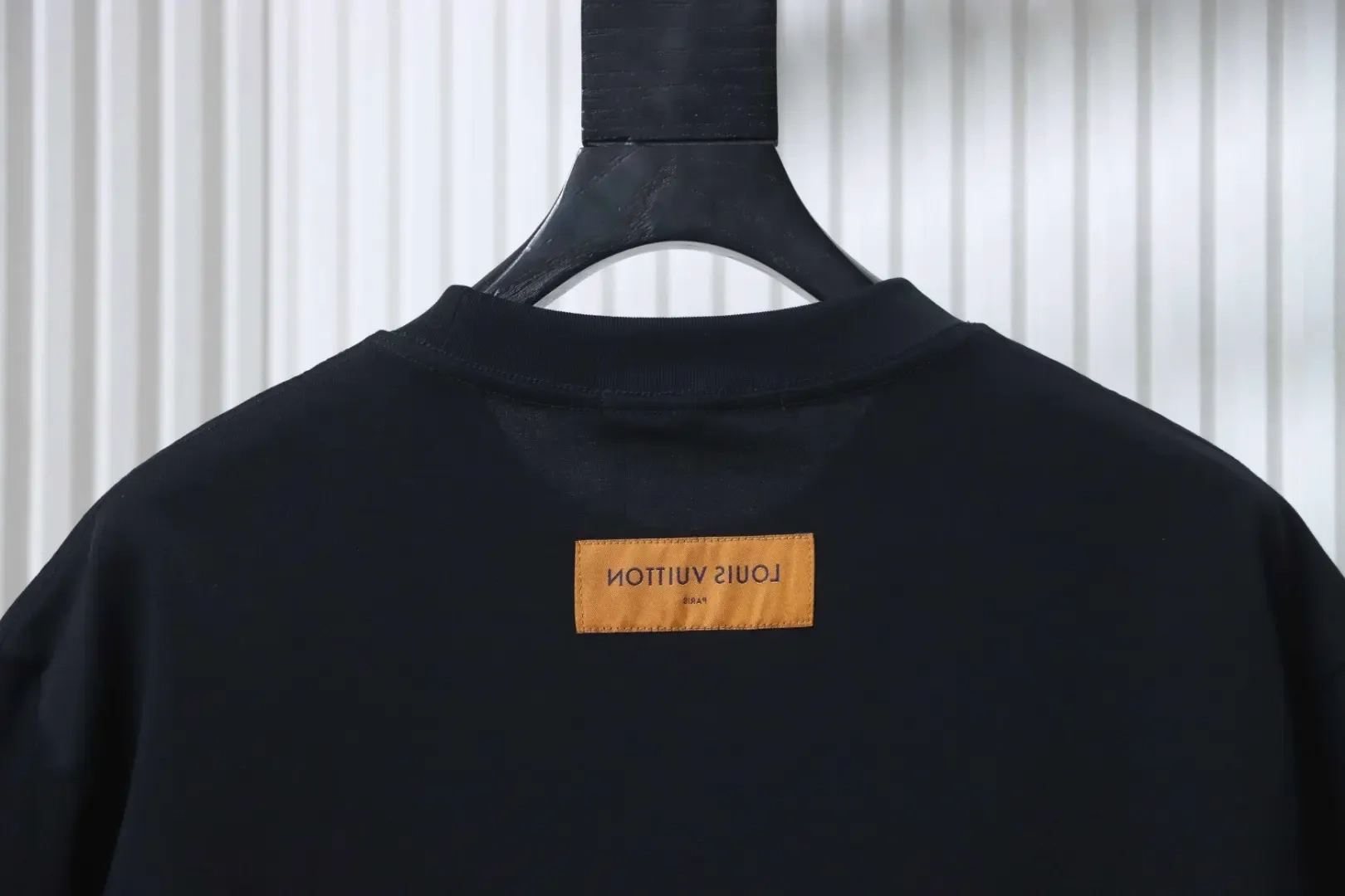 LU Shirt With Wave Pattern Contrasting Monogram And Embroidered Letter Logo - Image 3