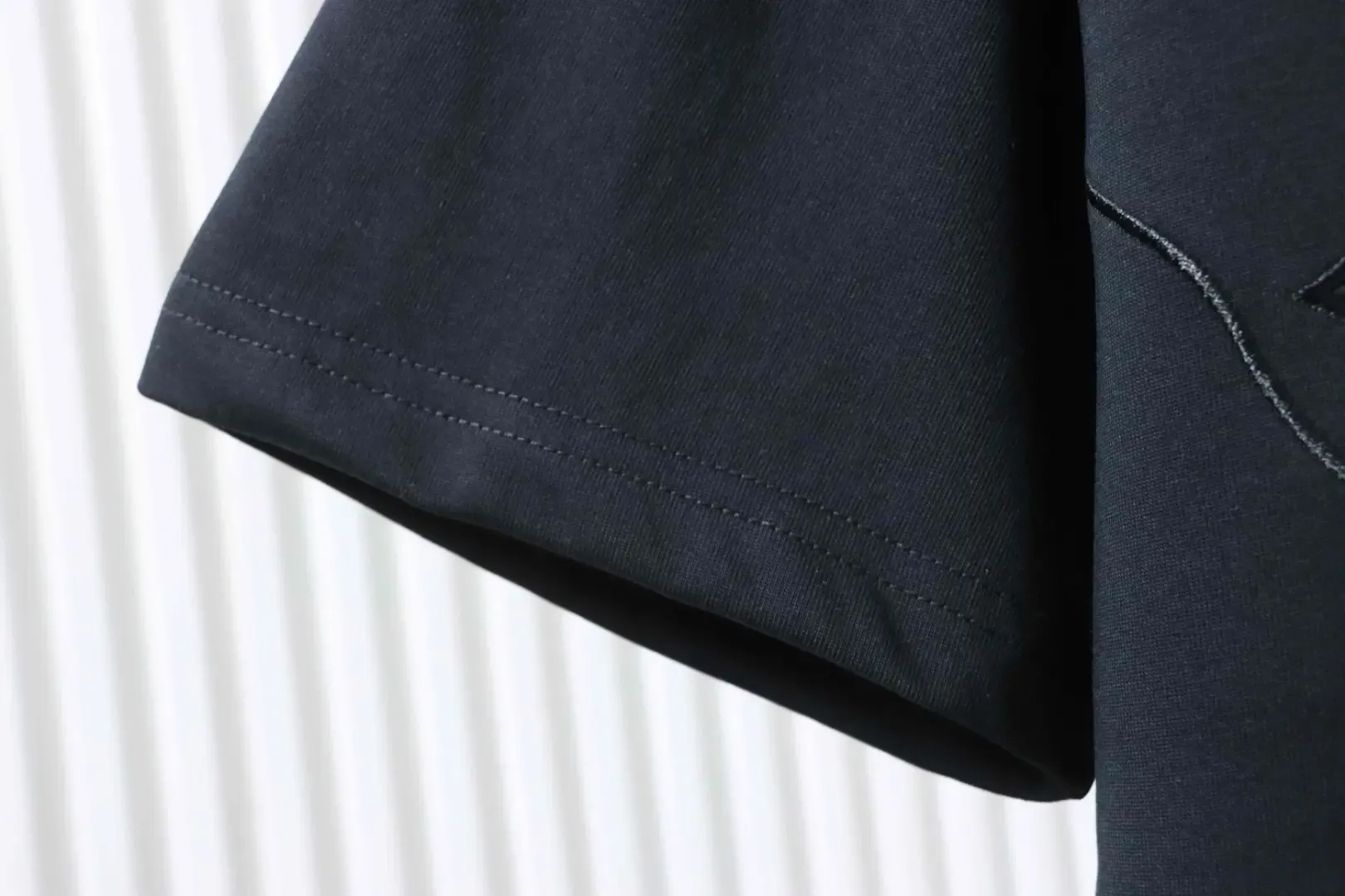 LU Shirt With Wave Pattern Contrasting Monogram And Embroidered Letter Logo - Image 4