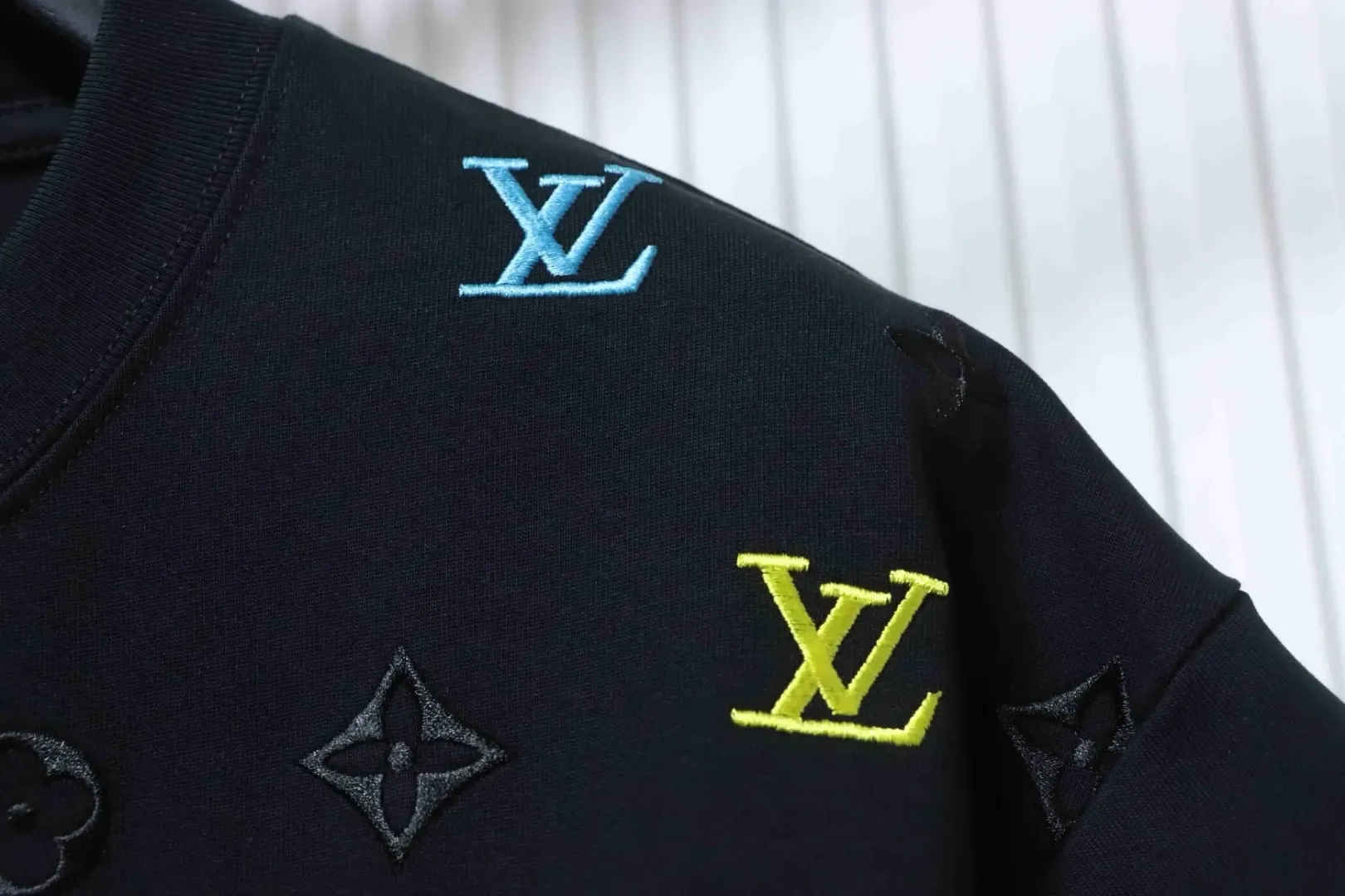 LU Shirt With Wave Pattern Contrasting Monogram And Embroidered Letter Logo - Image 5