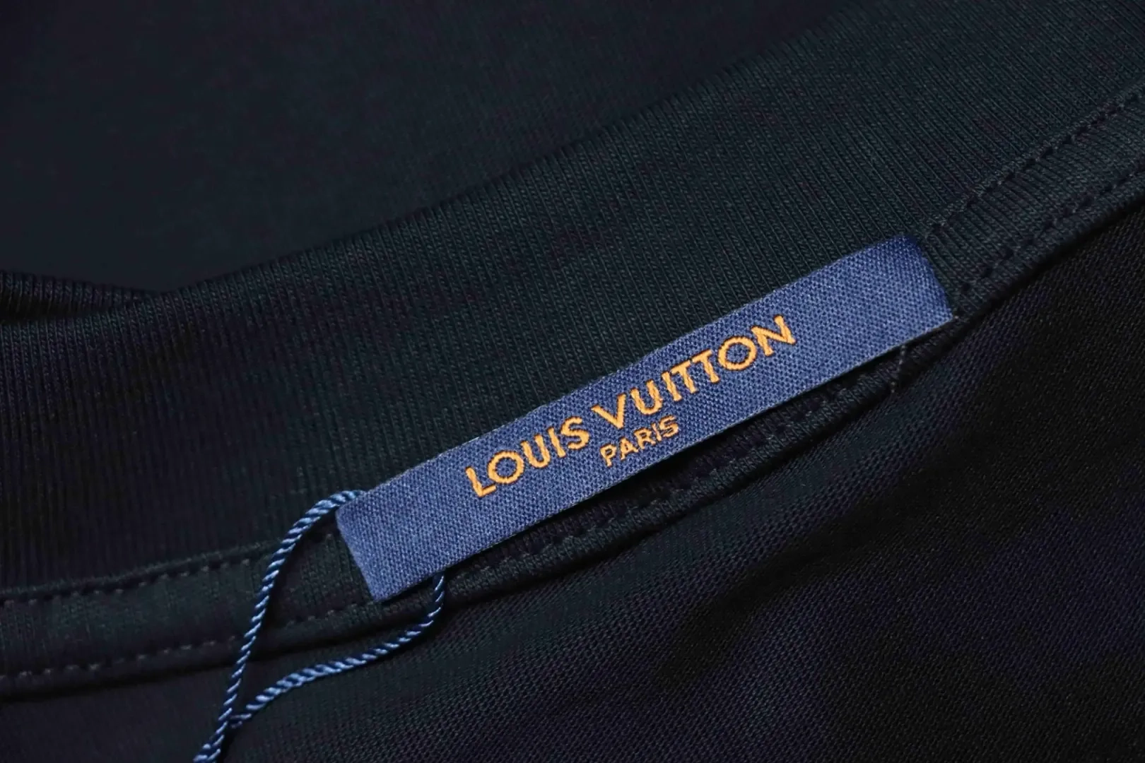 LU Shirt With Wave Pattern Contrasting Monogram And Embroidered Letter Logo - Image 6