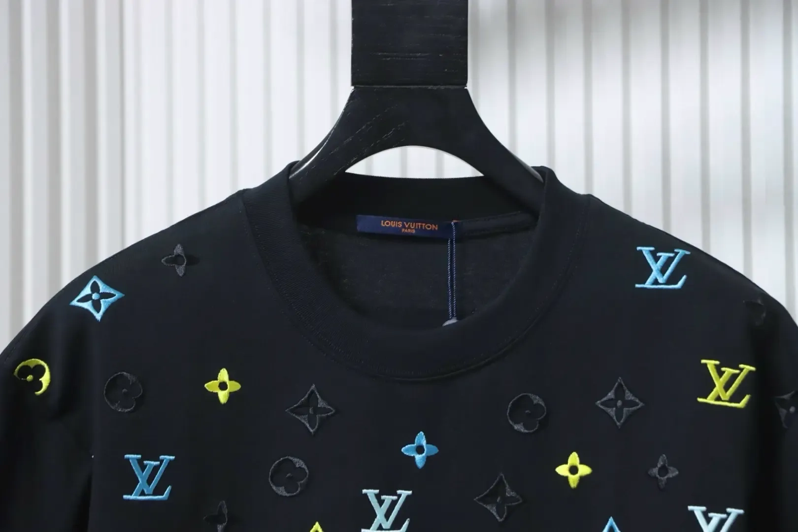 LU Shirt With Wave Pattern Contrasting Monogram And Embroidered Letter Logo - Image 7