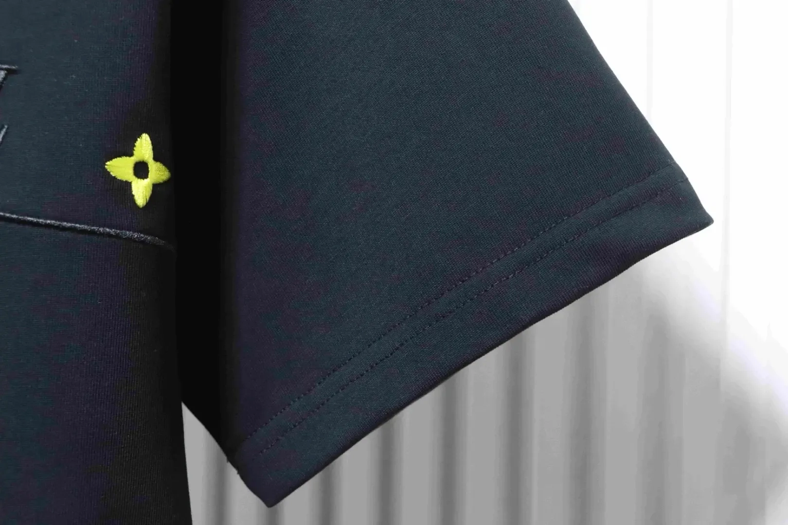 LU Shirt With Wave Pattern Contrasting Monogram And Embroidered Letter Logo - Image 8