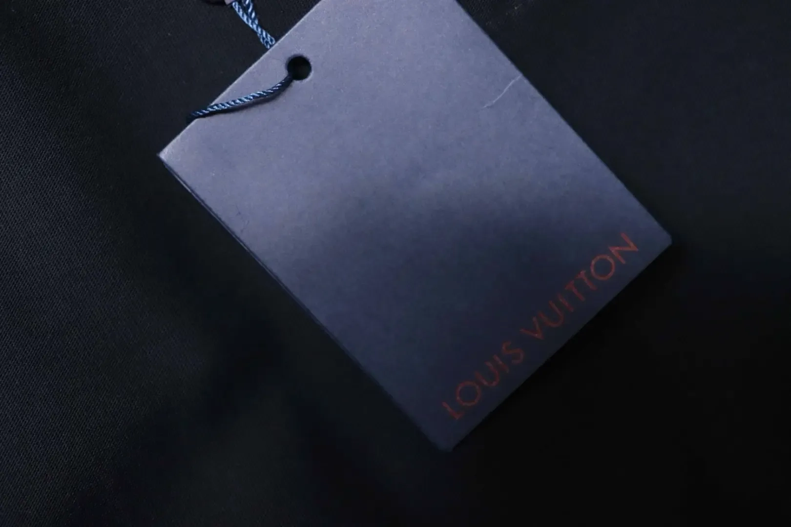 LU Shirt With Wave Pattern Contrasting Monogram And Embroidered Letter Logo - Image 9