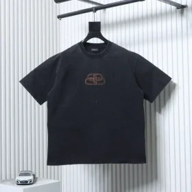 Balenciaga short-sleeved T-shirt with snowflake pattern, rips and castle print in heavy material