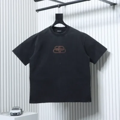 Balenciaga short-sleeved T-shirt with snowflake pattern, rips and castle print in heavy material