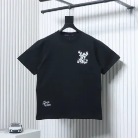 Durable, short-sleeved T-shirt with embroidered logo