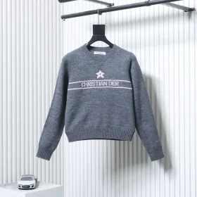 Fine knit sweater with a five-pointed star and long sleeves