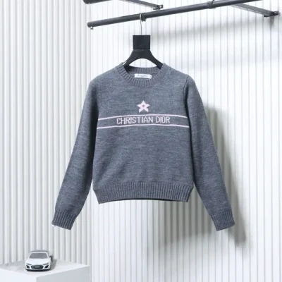 Fine knit sweater with a five-pointed star and long sleeves