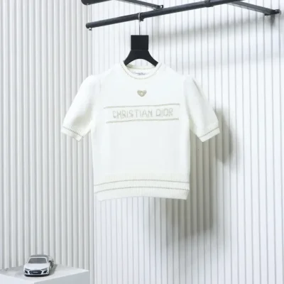 Knit sweater with heart-shaped puff sleeves made of beads, short-sleeved