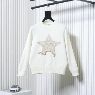 Long-sleeved cashmere sweater with gold embroidery of a five-pointed star.
