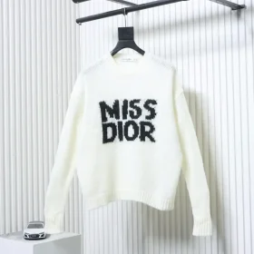 Loose-fitting, long-sleeved knit sweater