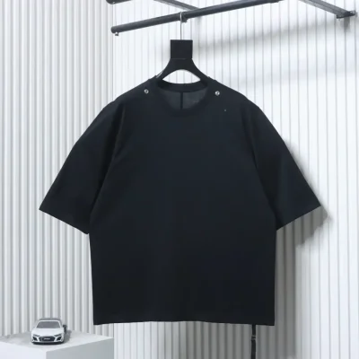 Minimalist, solid-color short-sleeved T-shirt in RO style with metal buckle