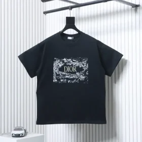 Short-sleeved T-shirt with a floral foam letter logo on the chest