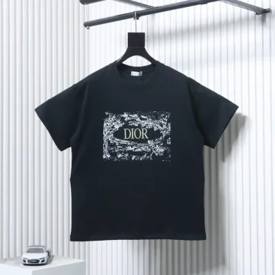 Short-sleeved T-shirt with a floral foam letter logo on the chest