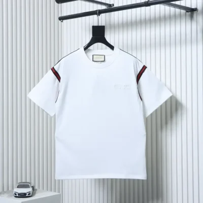 Short-sleeved T-shirt with a red and green embroidered logo in a bow shape on the shoulders and sleeves.