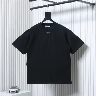 Short-sleeved T-shirt with a triangular metal logo on the collar