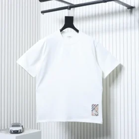 Short-sleeved T-shirt with checkered warhorse appliqué at the hem