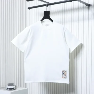 Short-sleeved T-shirt with checkered warhorse appliqué at the hem