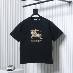 Short-sleeved T-shirt with color gradient, check pattern and logo print of a war horse