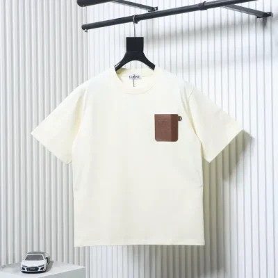 Short-sleeved T-shirt with embossed leather logo pocket