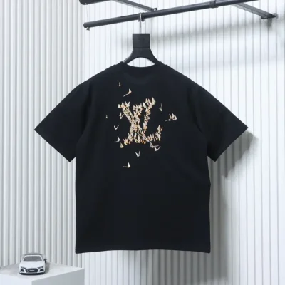 Short-sleeved T-shirt with embroidered sailboat motif