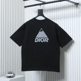 Short-sleeved T-shirt with reflective triangle motif