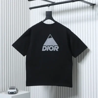Short-sleeved T-shirt with reflective triangle motif