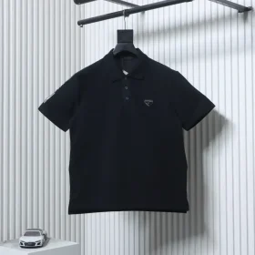 Short-sleeved polo shirt with metallic triangle logo and silver lettering on the sleeve cuffs