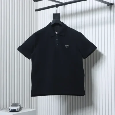 Short-sleeved polo shirt with metallic triangle logo and silver lettering on the sleeve cuffs
