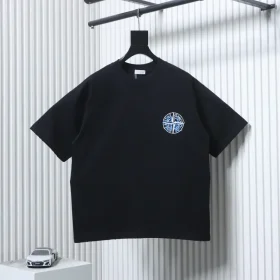 Short-sleeved shirt with compass lettering on the back