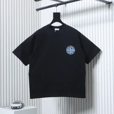 Short-sleeved shirt with compass lettering on the back