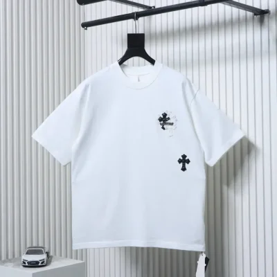 Short-sleeved shirt with leather label in a cross pattern