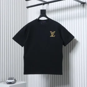 Short-sleeved shirt with three-dimensional logo embroidery